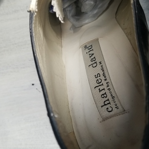 Charles David Black and Cream Patent Leather Chunk Heels SZ 8. 5 - Picture 4 of 8